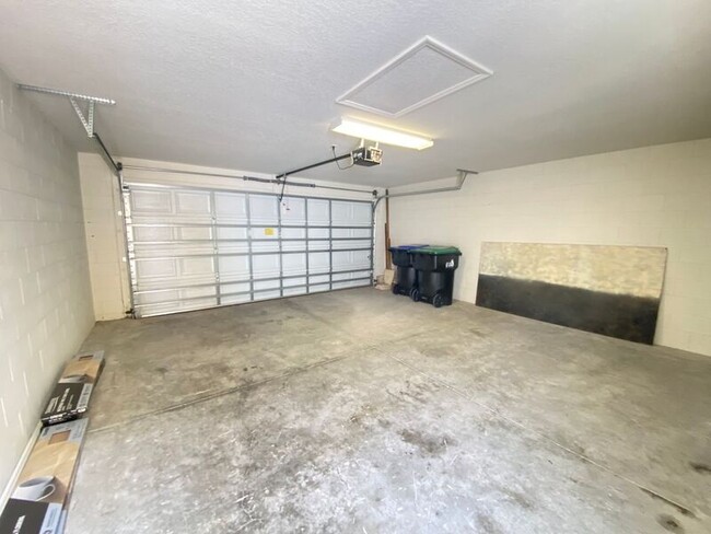 Building Photo - 12856 Salomon Cove Dr