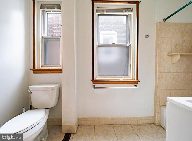 Building Photo - 132 Lauriston St