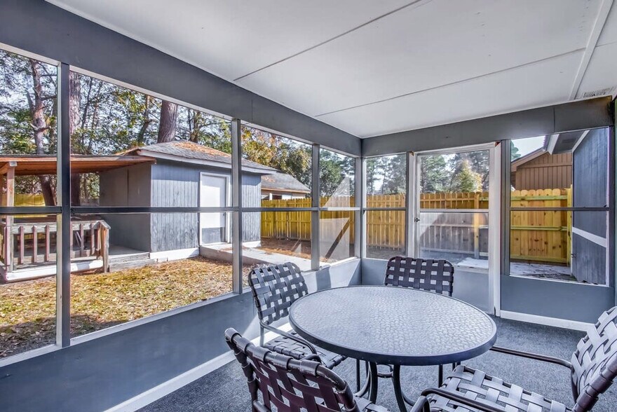 Building Photo - 136 S Robinhood Dr