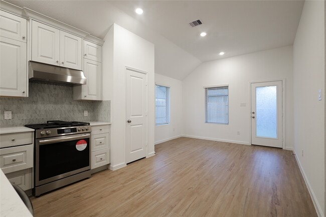 Building Photo - 27011 Aurora Gdn Ln