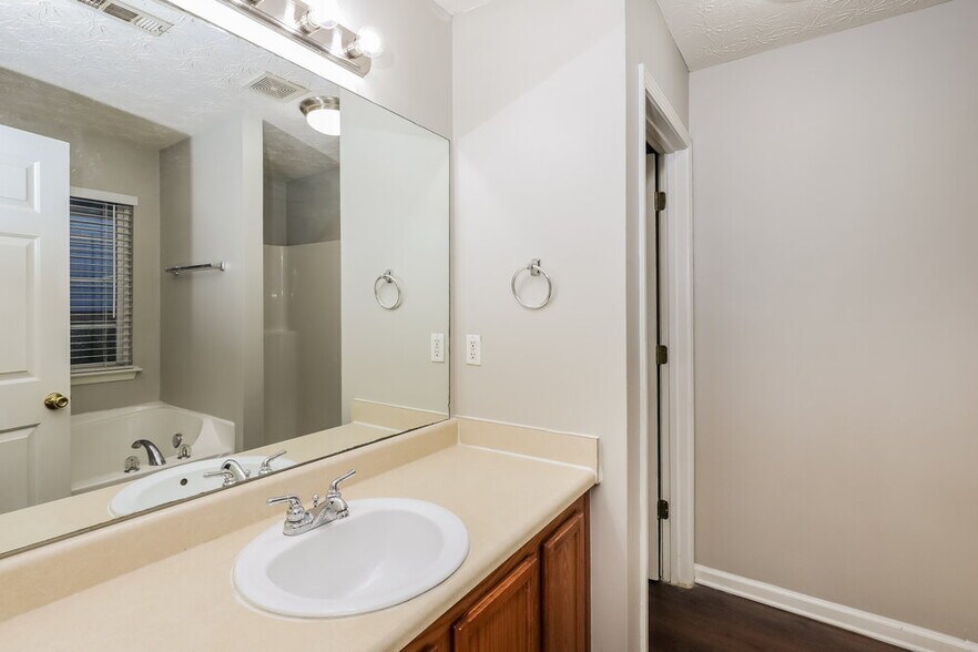 Building Photo - 10 Belmont Park Ln