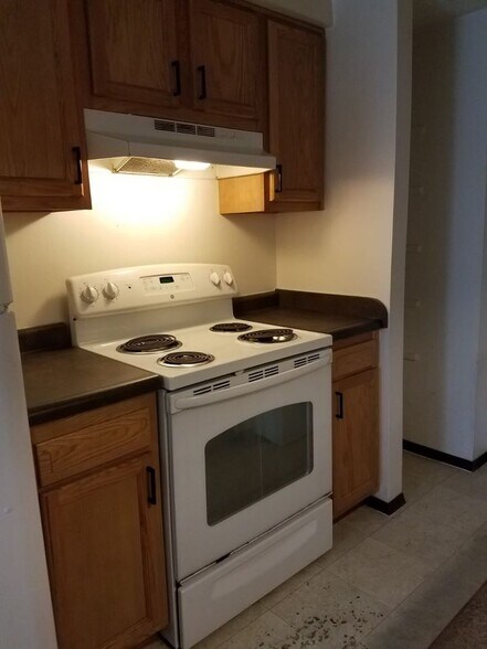 Kitchen - Stove - 1299 Hilltop Cir