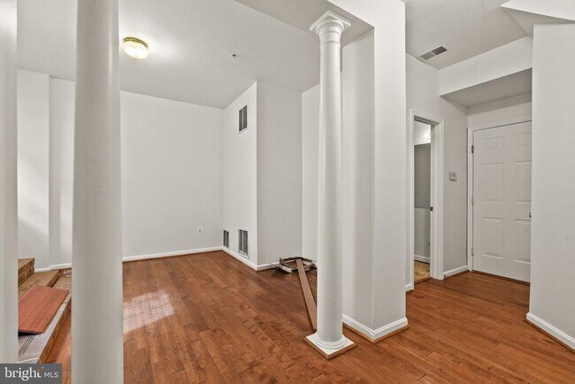 Building Photo - 13044 Town Commons Dr