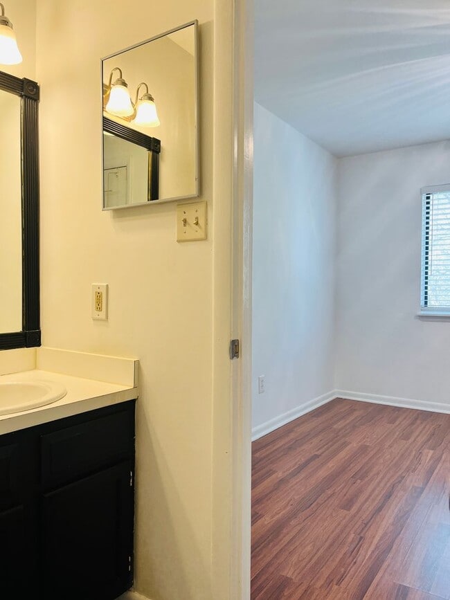 Building Photo - 2BR Townhome in N Raleigh