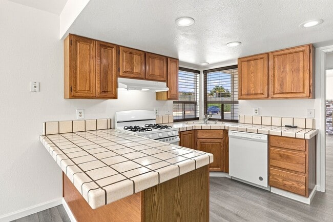 Building Photo - 745 Cedar Dr