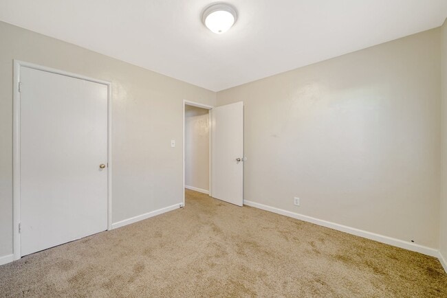 Building Photo - East Palo Alto Duplex for Rent - $3,000/mo