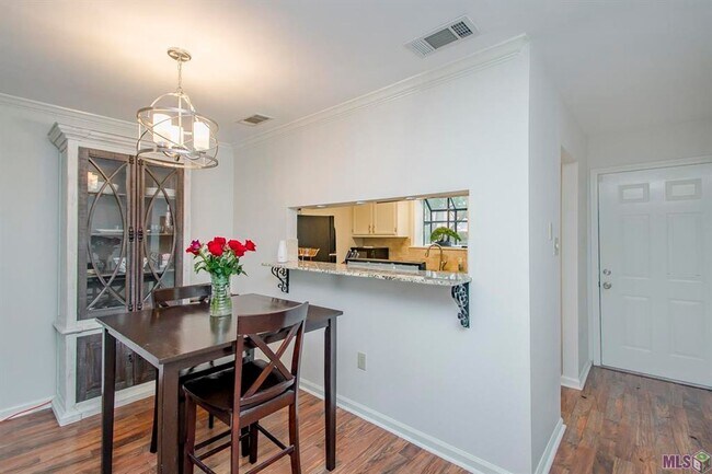 Building Photo - 2BR/2.5BA Corner Townhome – Near Woman’s Hospital