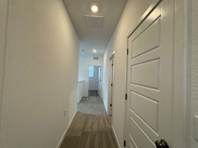 Building Photo - 997 Pioneer Dr W