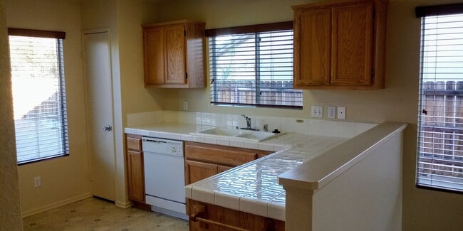 Building Photo - Four bedroom in Desert Vista Community