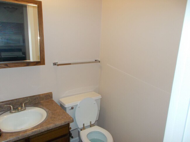 Building Photo - Welcome to this Stunning and Expansive 3 Bedroom, 2 1/2 Bath Home in the Desirable Oak Park Area ...