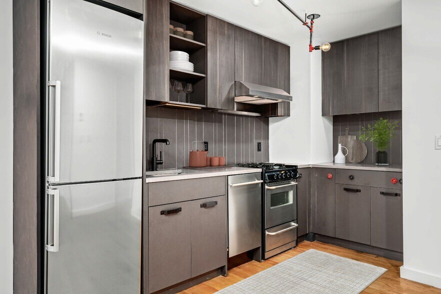 Building Photo - 123 Melrose St