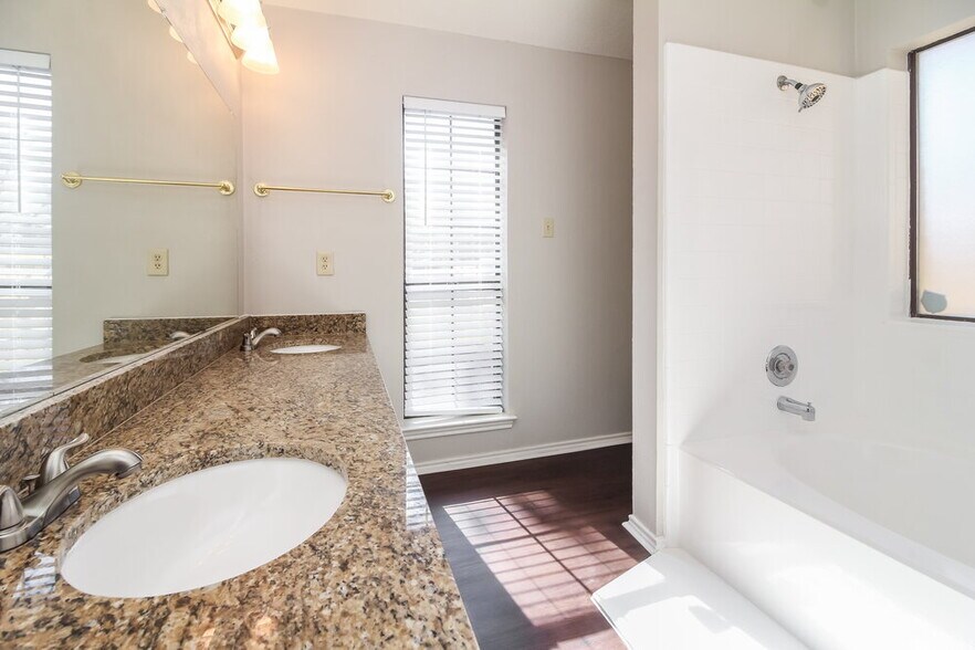 Building Photo - 2506 Arapaho Dr