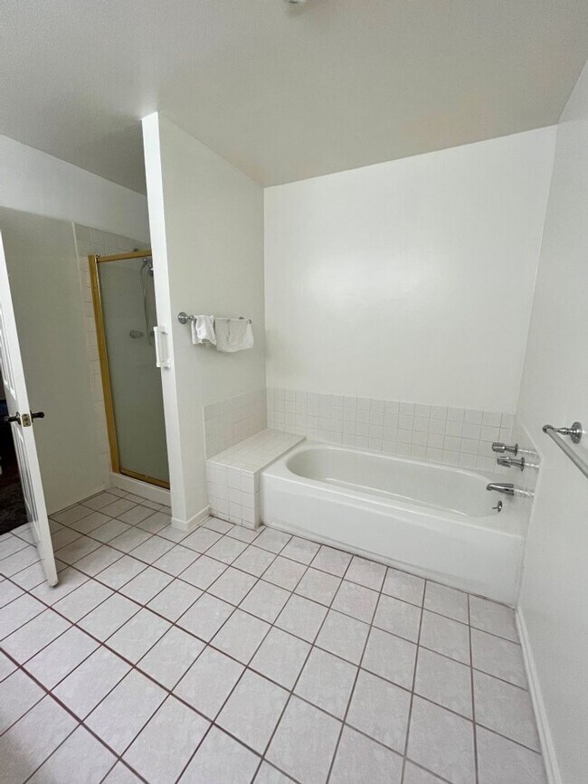 Building Photo - Single-story in Van Nuys w/3+2, bonus room...