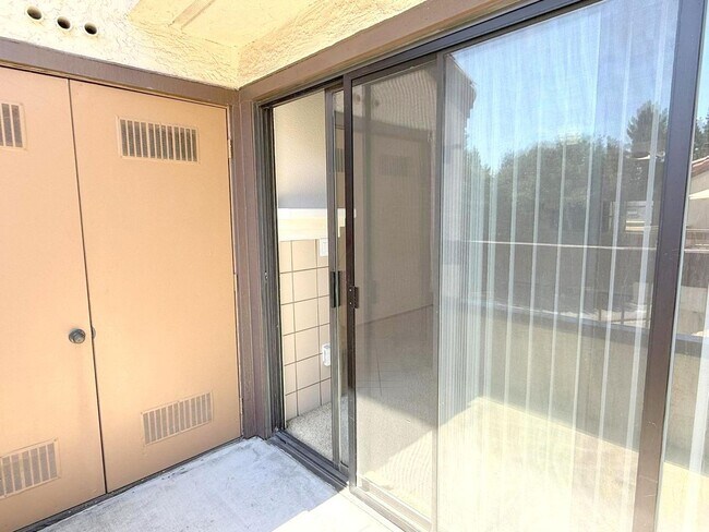 Building Photo - BRIGHT TOP FLOOR 2 BEDROOM CONDO ! Vaulted...