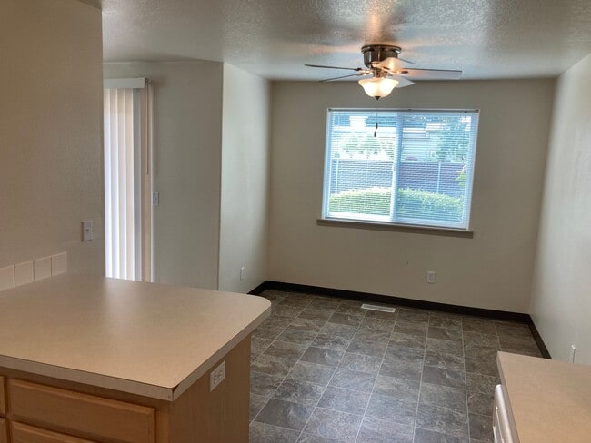 Building Photo - Three Bedroom Duplex in Keizer, Landcaping...