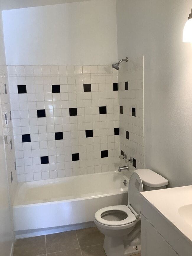 Building Photo - $500 OFF FIRST MONTH'S RENT - Spacious and...