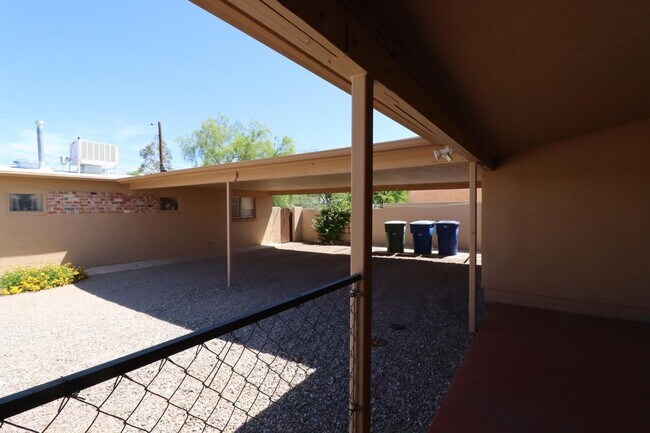 Building Photo - 3 Bedroom 2 Bathroom