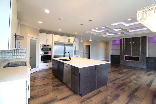 Building Photo - 4 Bed/3 Bath Home - Panoramic Views of the...