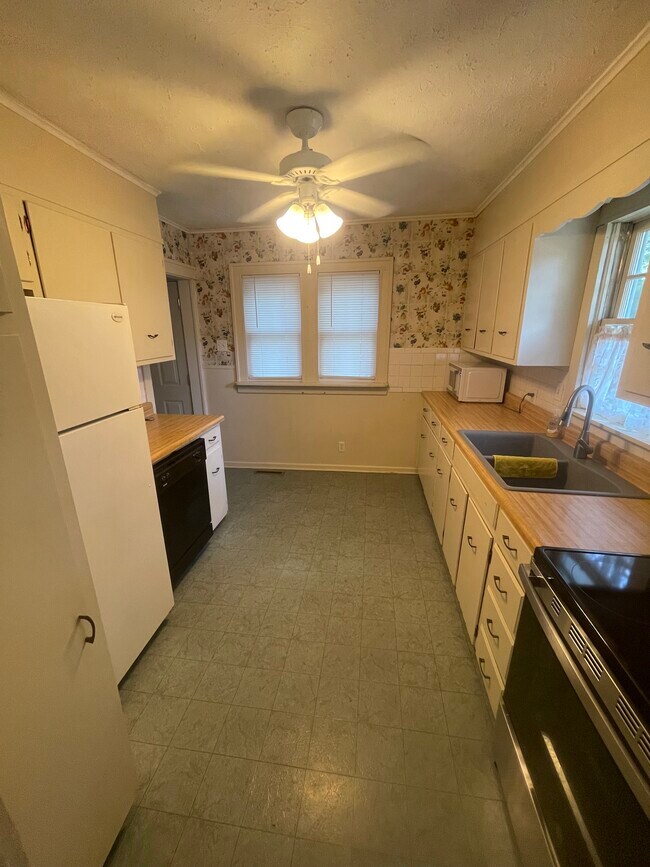 Kitchen - 1801 S Olive St