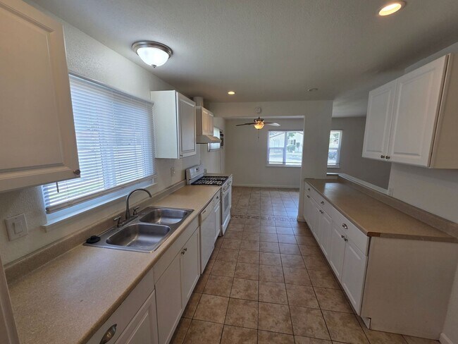 Building Photo - 15303 Fairhope Dr