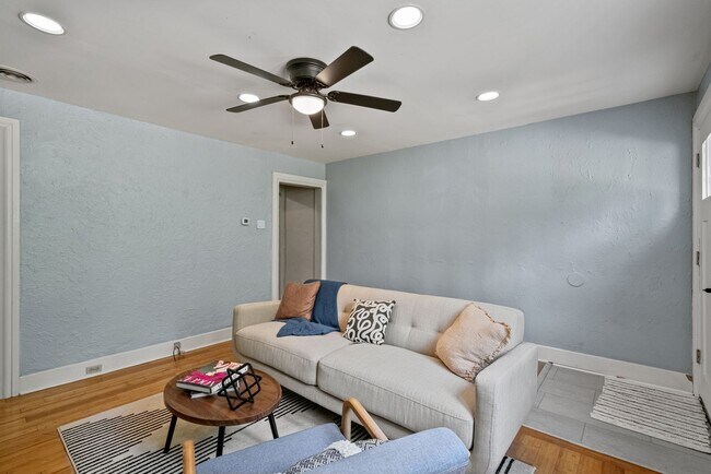 Building Photo - 3 Bedroom House in Southside - Off Street Parking and Central Air