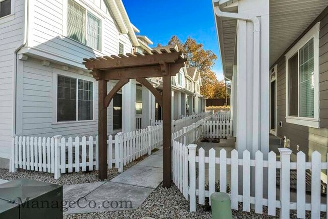 Building Photo - Comfortable New Townhouse