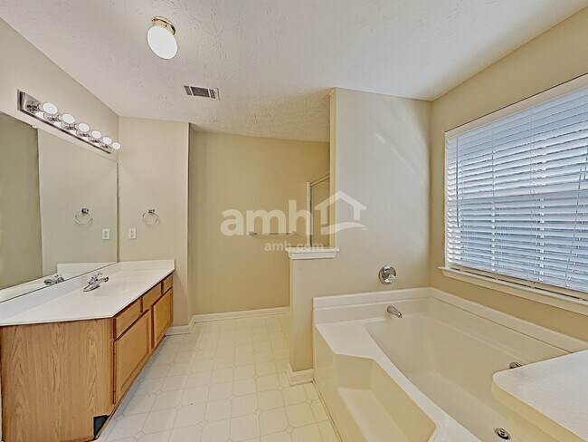 Building Photo - 1215 Wilkes Crest Dr