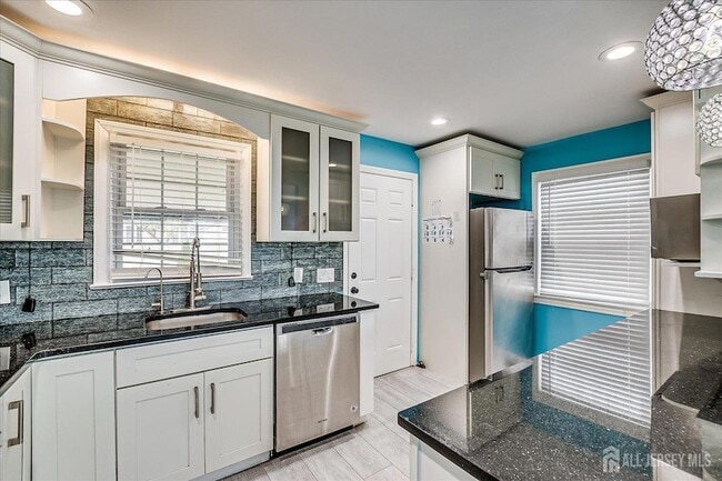 Building Photo - 14 Linden St