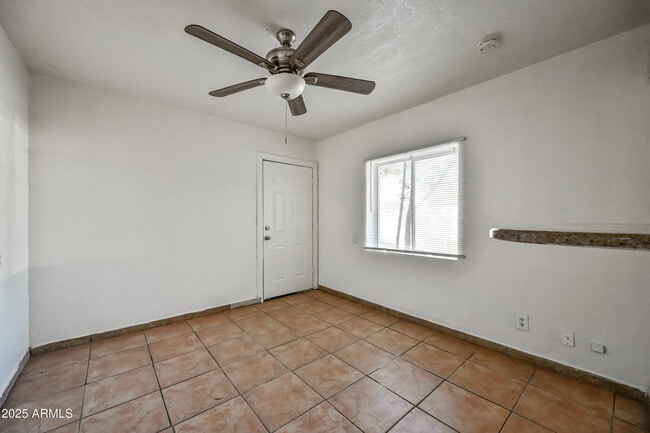 Building Photo - 526 S Mesa Dr