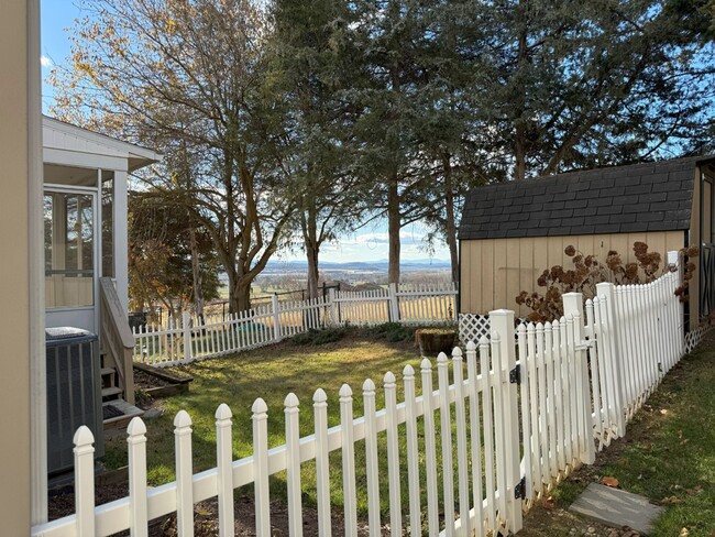 Building Photo - Hilltop Serenity