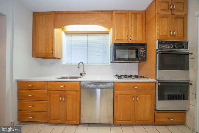 Building Photo - 1457 Manoa Rd