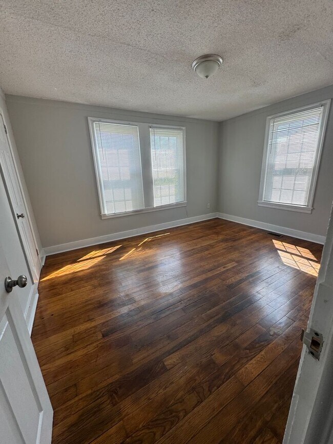 Building Photo - Cozy 2 Bedroom, 1 Bath Home – $1,000/Month