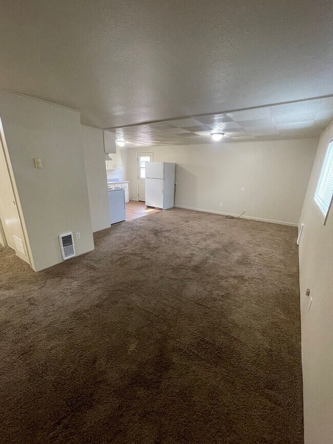 Building Photo - Do not miss this cozy 2 bedroom Lebanon Apartment!