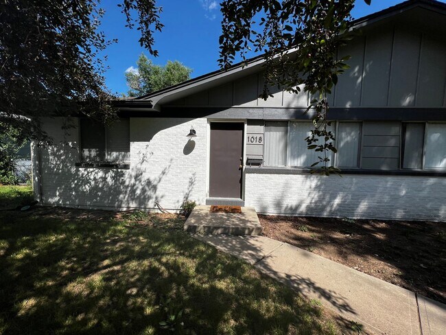 Building Photo - 3 bed, 1 bath Duplex in West Fort Collins