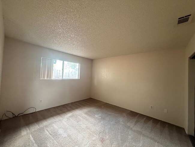 Building Photo - 2 Bed, 1 Bath Home with 1-Car Garage in Qu...