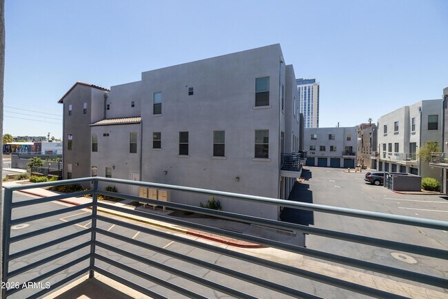 Building Photo - 615 E Portland St