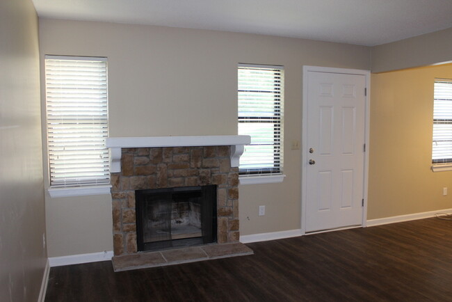 Building Photo - Duplex in Park Hill School District