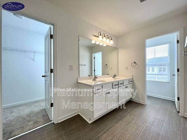 Building Photo - 5770 Thornton Dr