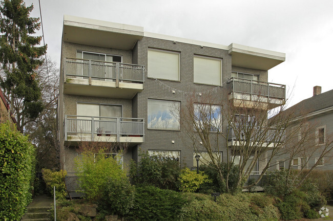 Building Photo - A640 - TOWNHOUSE APARTMENTS