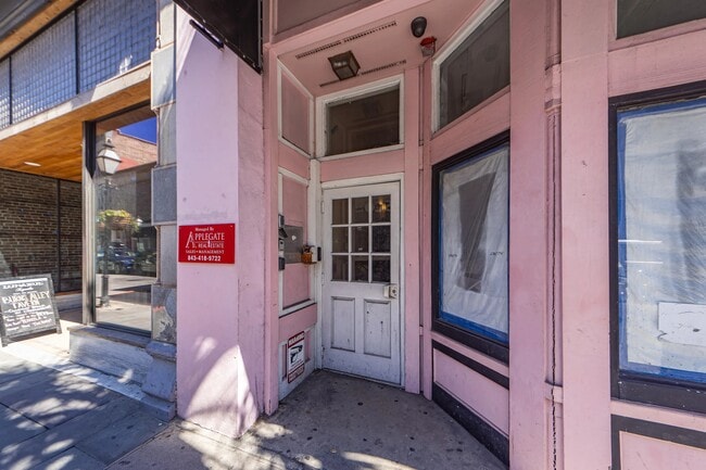 Building Photo - 350 King St