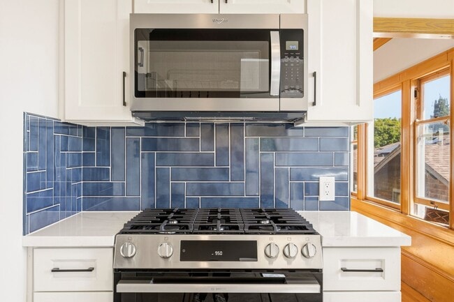Building Photo - Classic 3bed/2bath Home Near Lake Merritt with Fresh Updates