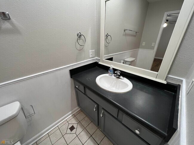 Building Photo - 2032 Robin Cir