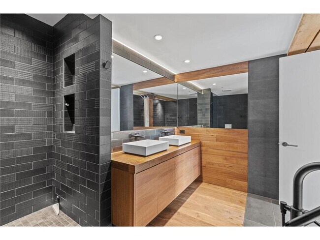 Building Photo - 404 N Washington Ave
