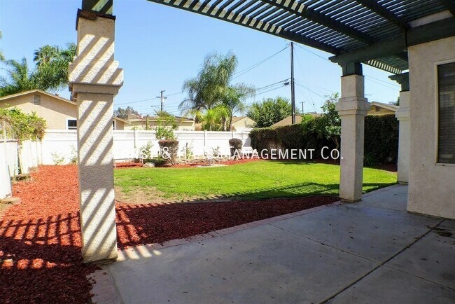 Building Photo - 3560 Pine Ave