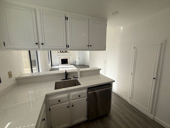 Building Photo - Renovated 2-Bedroom Condo in Martinez