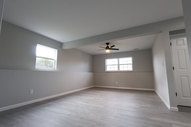 Building Photo - Beautiful 3 Bed 2.5 Bath w/2 Car Oversized Garage