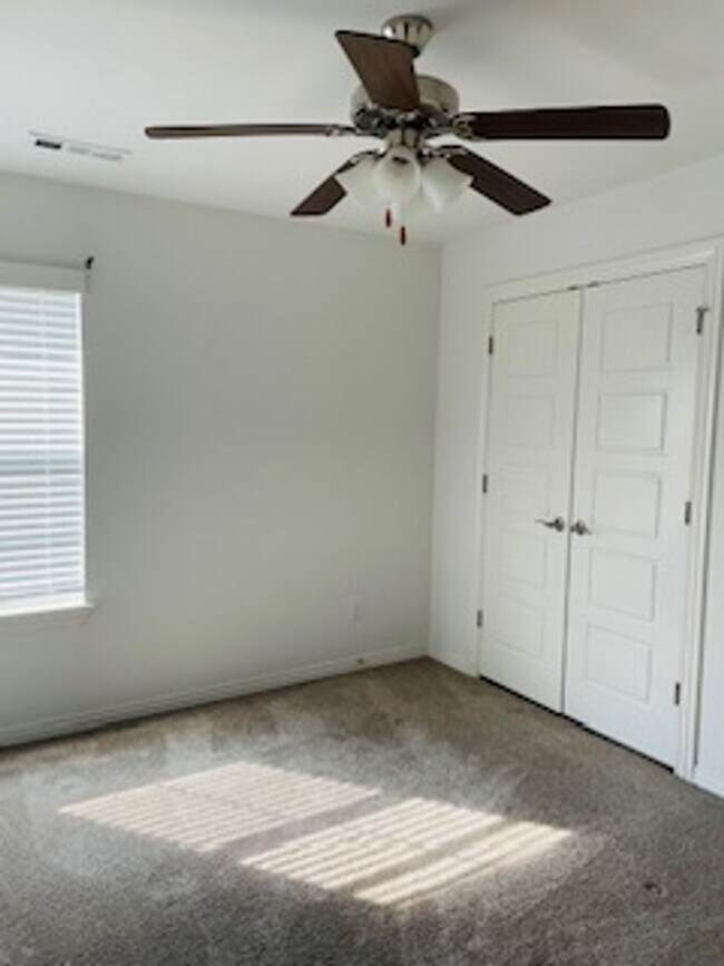 Building Photo - Beautiful 3 Bedroom 2 Bathroom Home
