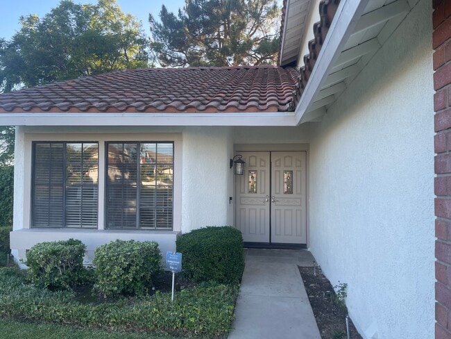 Building Photo - 2215 Lobelia Ave