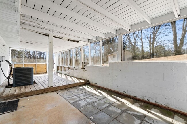 Building Photo - TOTALLY UPDATED 3 BEDROOM HOUSE IN WEST KN...