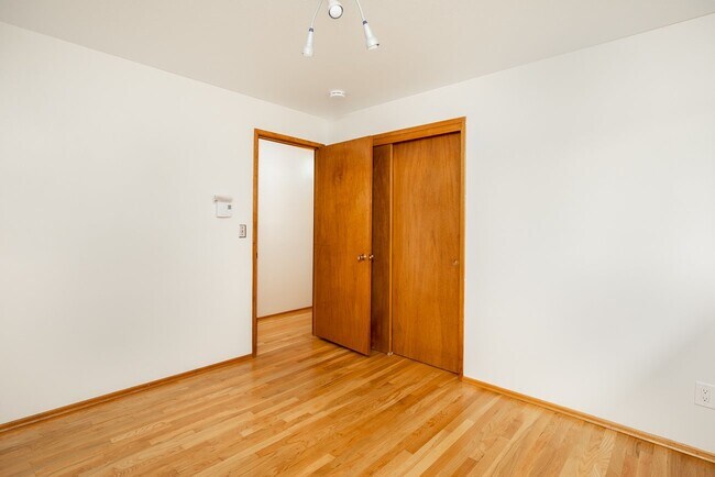 Building Photo - 3 bedroom 2 bath